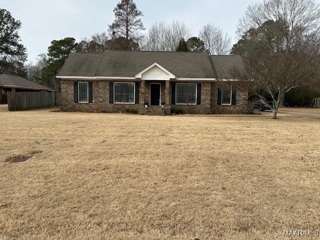 ranch-style home featuring a front lawn