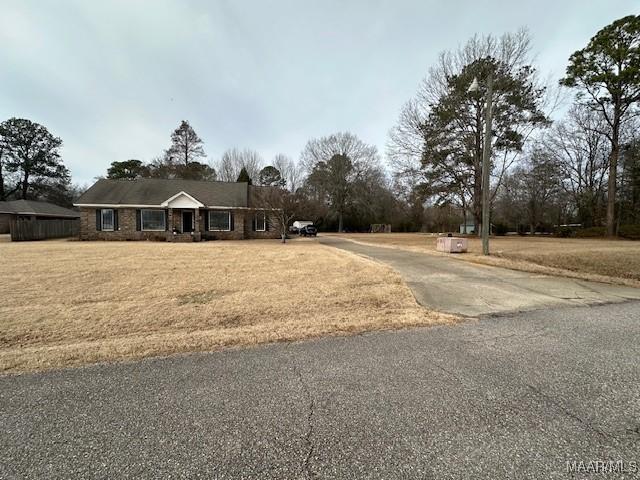 view of front of home featuring a front yard