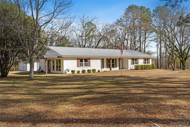 ranch-style house featuring a front yard