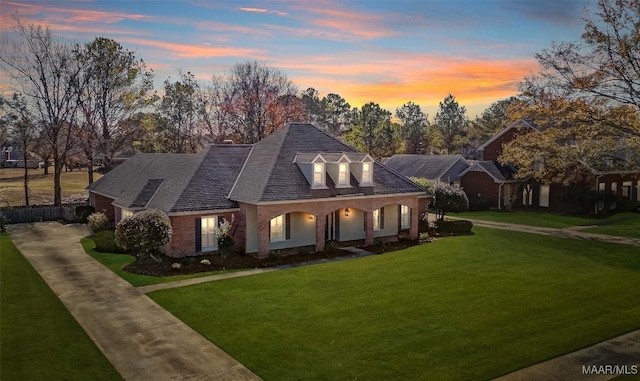 view of front of house featuring a yard