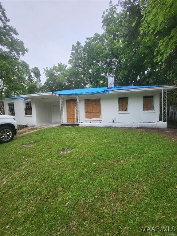 view of front of property featuring a front lawn