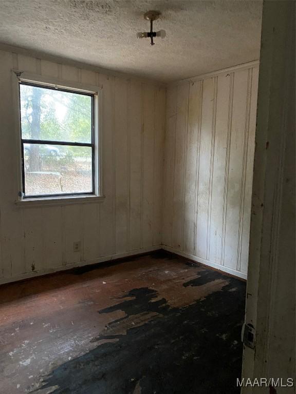 spare room featuring a textured ceiling