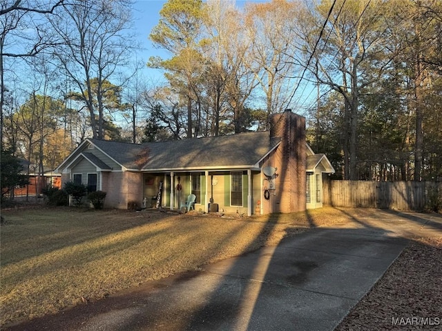 ranch-style home featuring a front yard