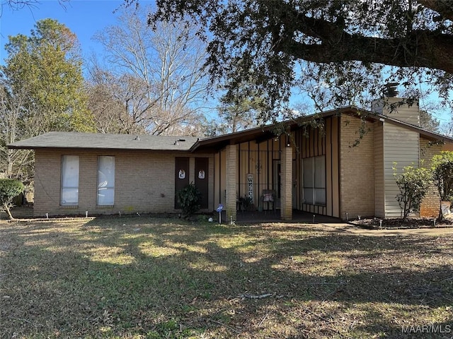 view of front of house featuring a front lawn