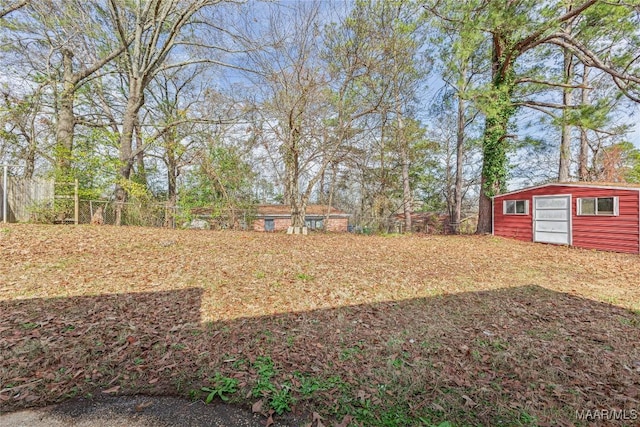 view of yard featuring a storage shed