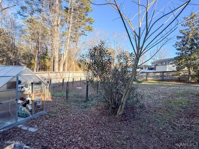 view of yard featuring an outdoor structure