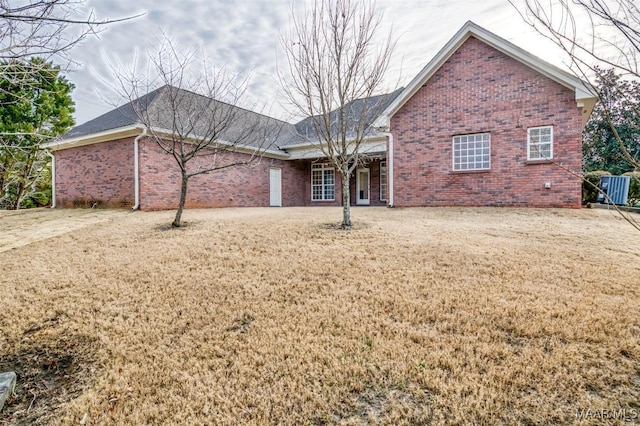 view of front of property featuring a front lawn