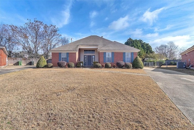 view of front of house featuring cooling unit and a front yard