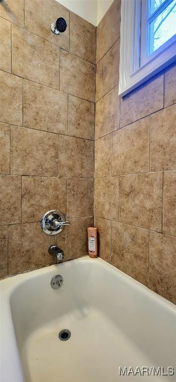 bathroom with tiled shower / bath