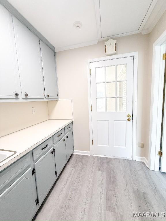 kitchen with crown molding and light hardwood / wood-style floors