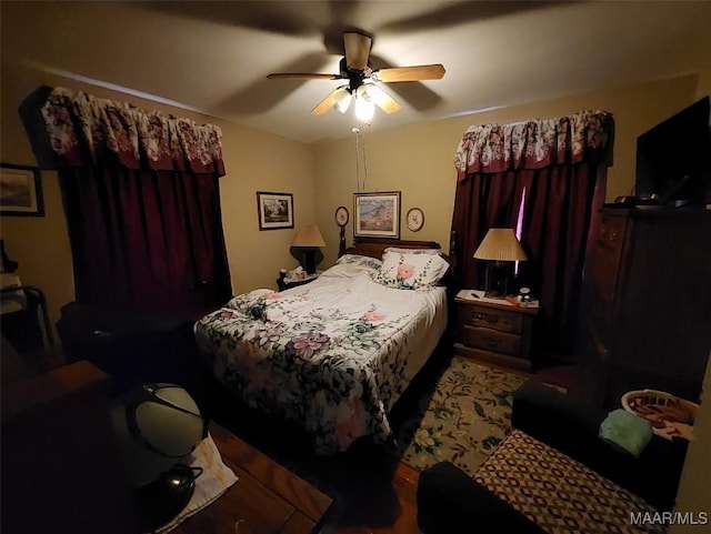 bedroom with ceiling fan