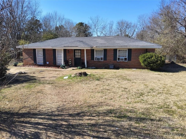 single story home with a front lawn