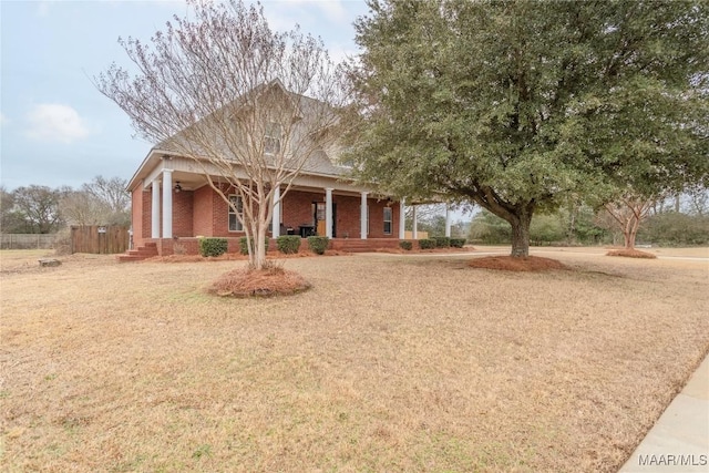 view of front facade featuring a front yard and covered porch