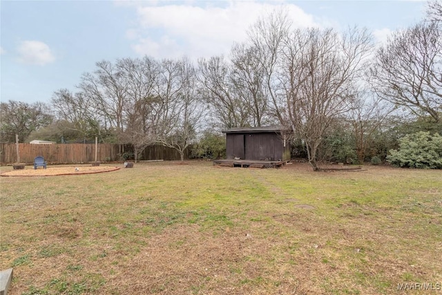 view of yard with a storage shed