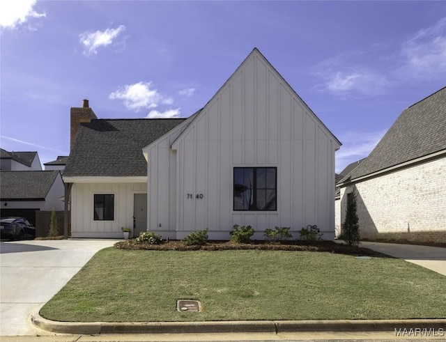 modern inspired farmhouse featuring a front yard