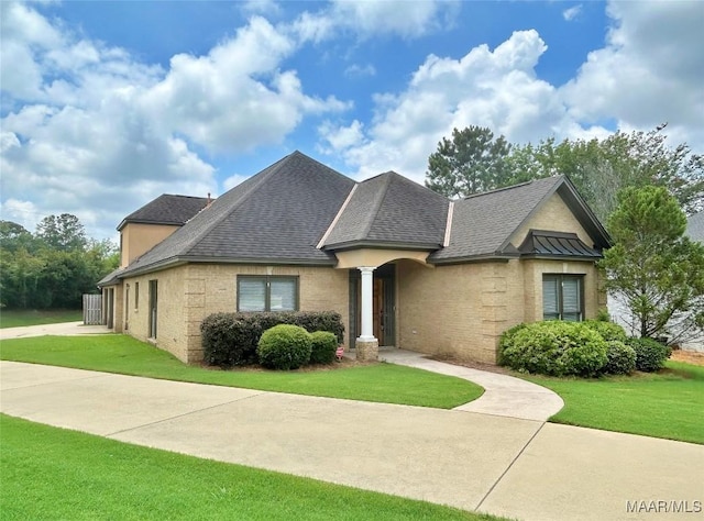 view of front of home with a front lawn