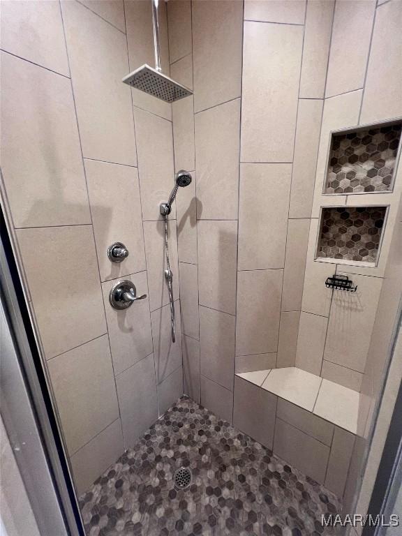 bathroom featuring tiled shower