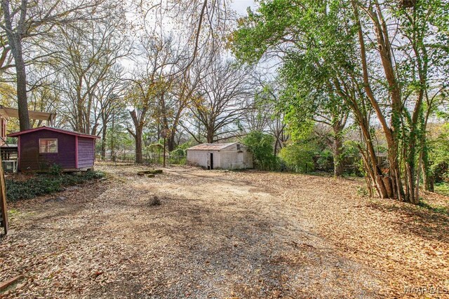 view of yard featuring a storage shed