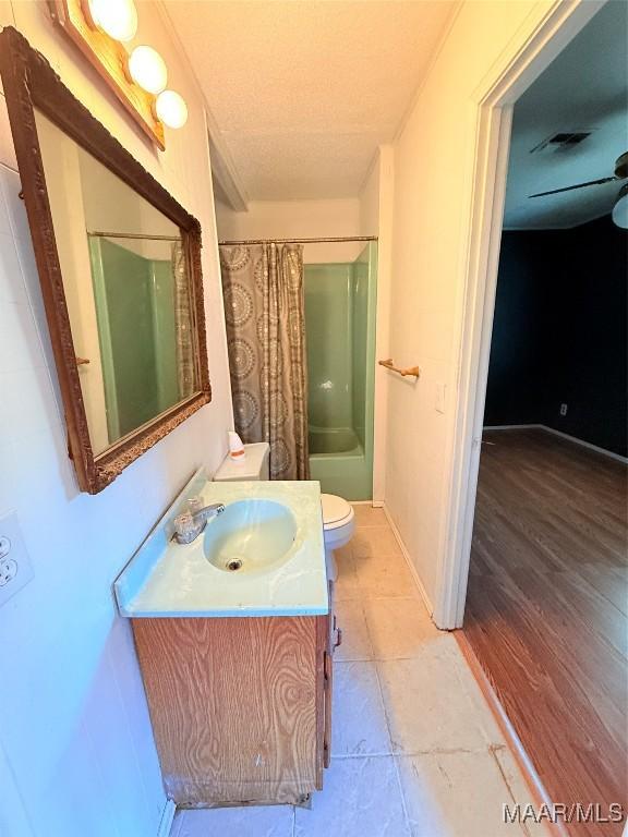 bathroom with visible vents, toilet, a shower with shower curtain, vanity, and baseboards