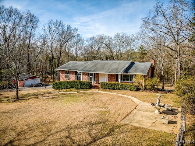 single story home featuring a front yard