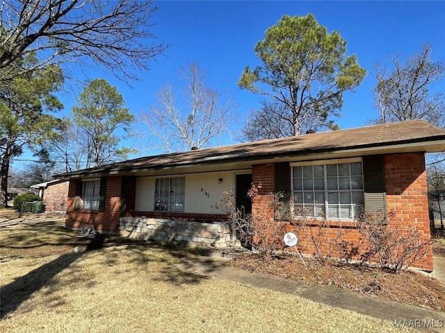 ranch-style home with a front yard