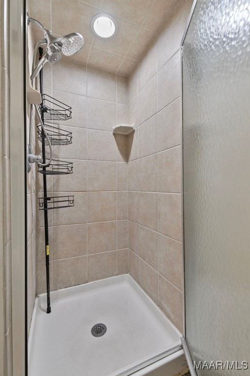 bathroom featuring a tile shower