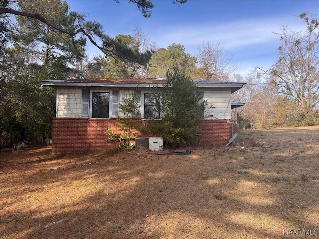 616 Woodham Cir, Opp, AL 36467 - view of side of property with a yard
