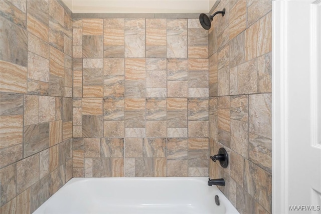 bathroom featuring tiled shower / bath