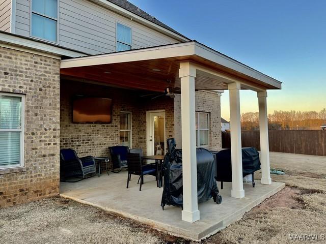 view of patio featuring ceiling fan