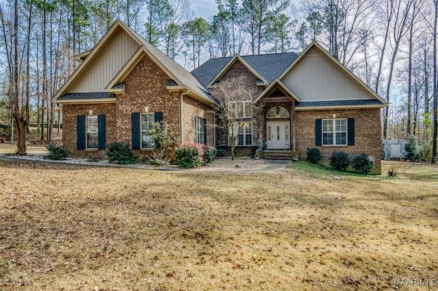 craftsman inspired home featuring a front lawn