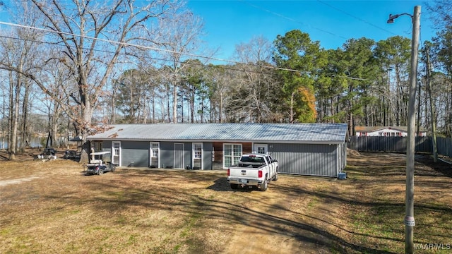 view of front of house featuring a front yard