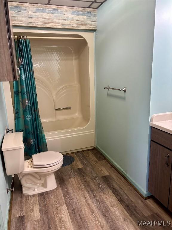 full bathroom featuring shower / tub combo with curtain, vanity, wood-type flooring, and toilet