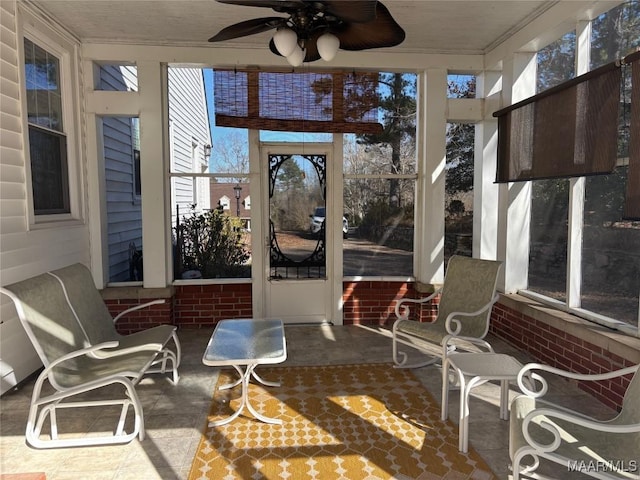 sunroom with ceiling fan