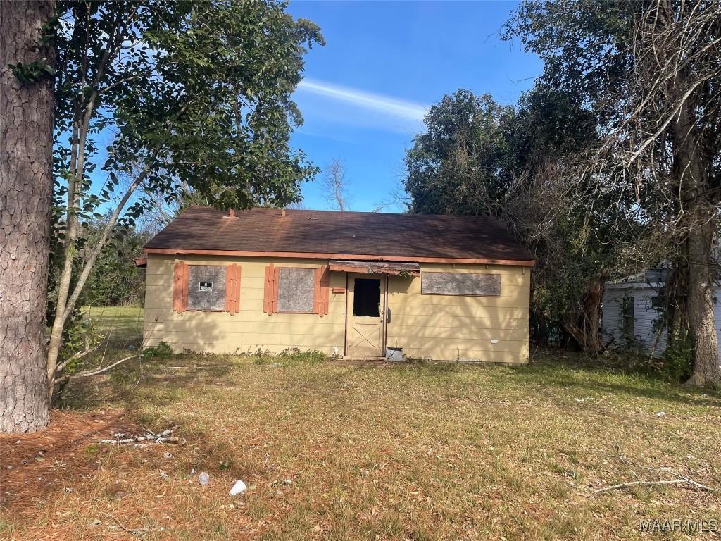 view of front of house with a front yard