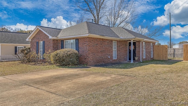 single story home with a front lawn