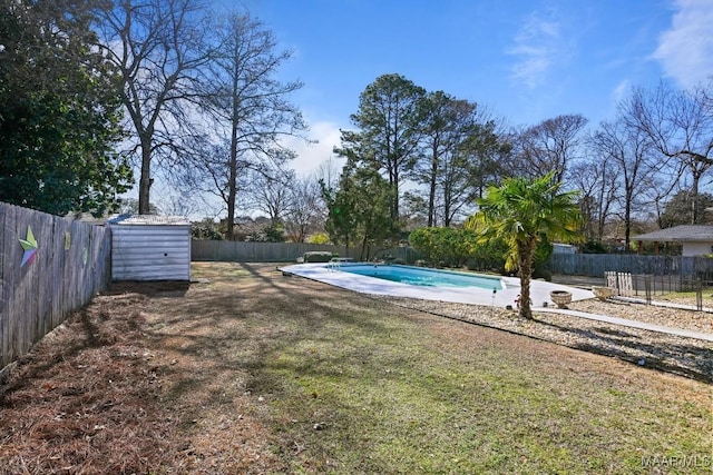 view of yard featuring a fenced in pool