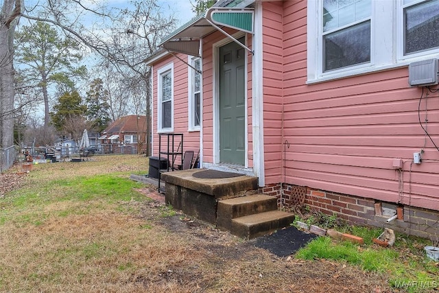 property entrance featuring a yard