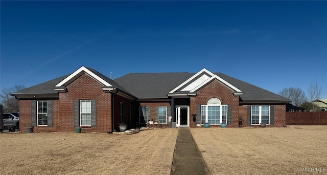 view of front of property featuring a front lawn