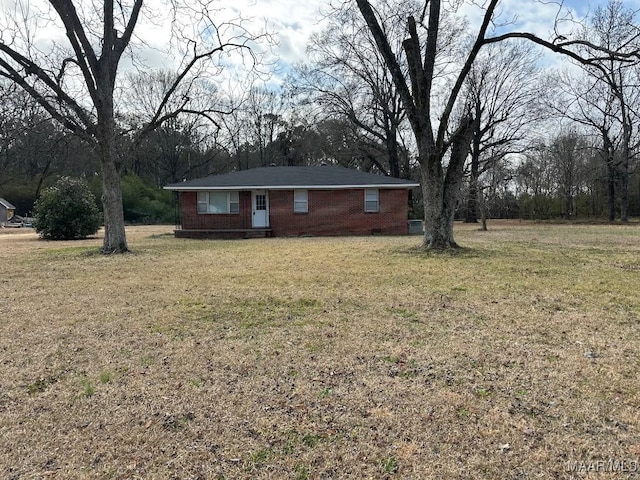 view of front of house with a front lawn