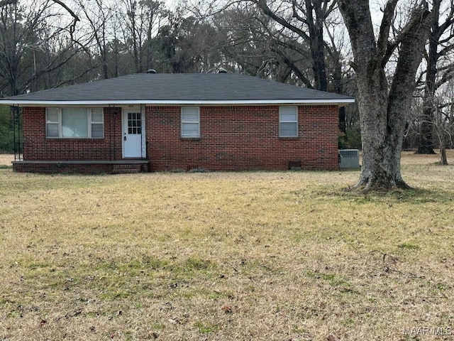 ranch-style home featuring a front lawn