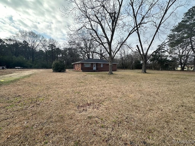 view of front of house featuring a front lawn