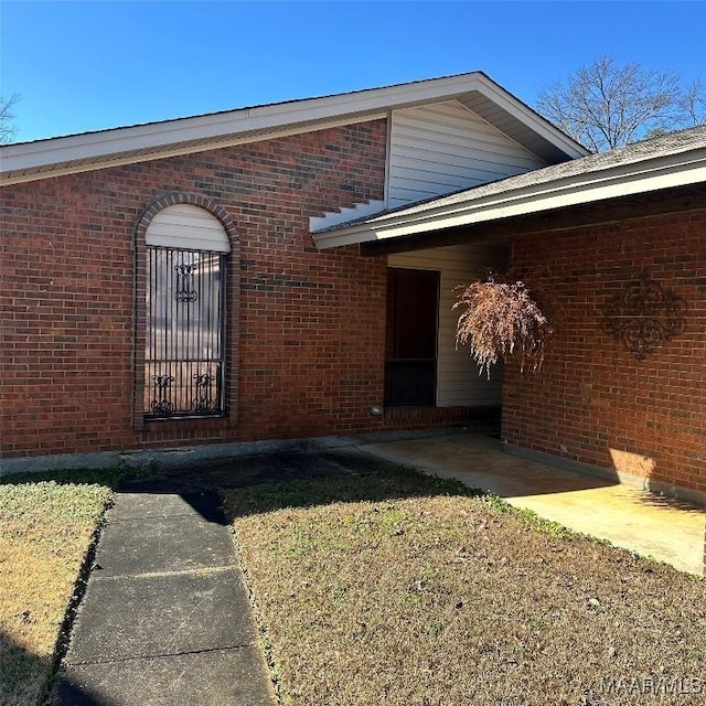 entrance to property featuring a yard