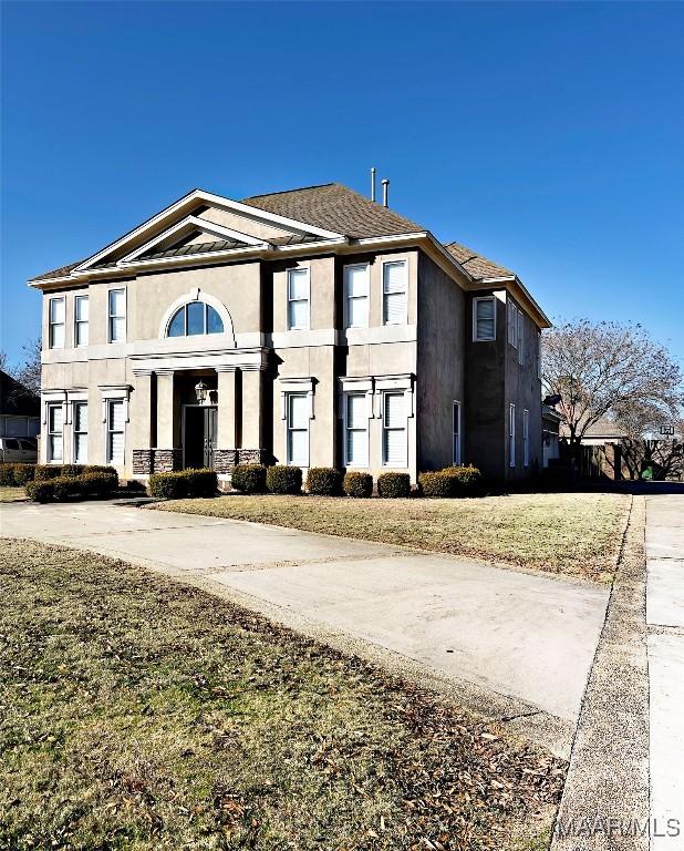 view of front facade featuring a front yard