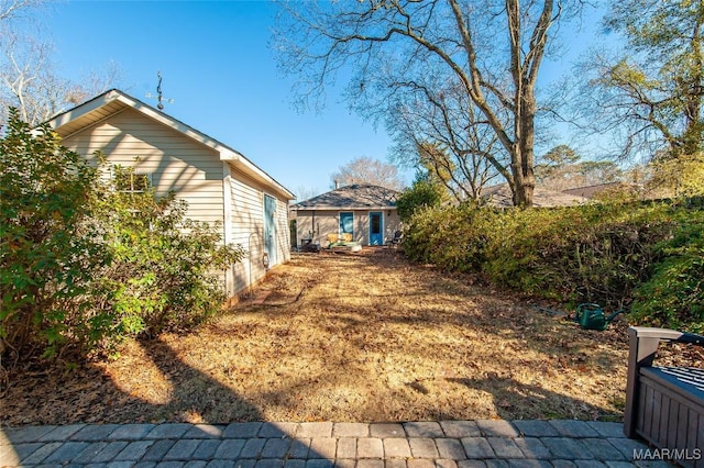 view of yard with an outdoor structure