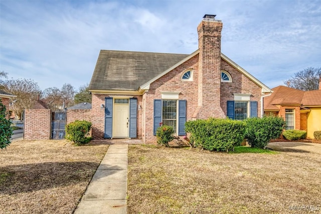 view of front of home featuring a front yard