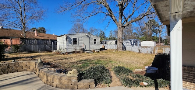 view of yard with an outbuilding