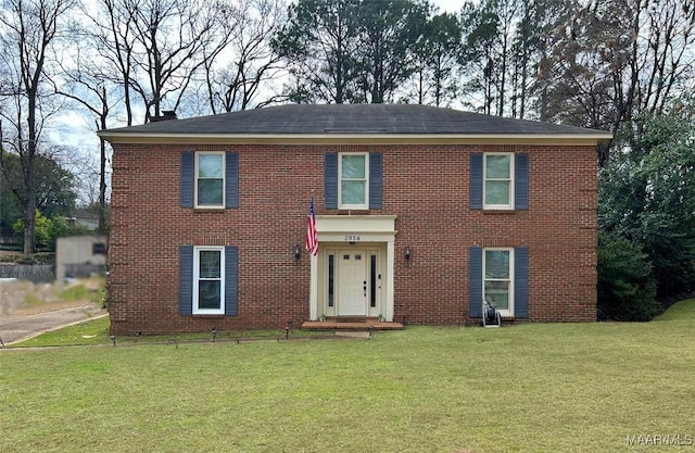 view of front facade featuring a front lawn