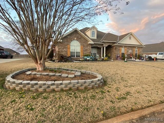 view of front of property featuring a yard