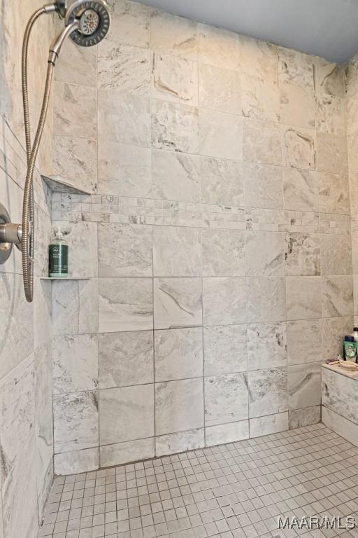 bathroom featuring tiled shower