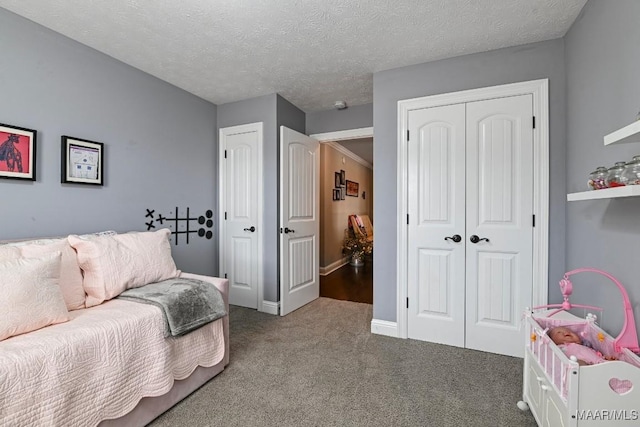 bedroom with carpet and a textured ceiling